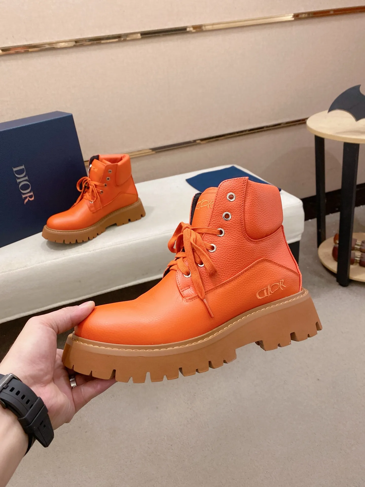 Factory price: 580💰 [Dior·Dior] New casual high-top men's shoes, new spring and summer design, perfect workmanship, lace-up lazy style to create wardrobe quality, upper: imported first-layer cowhide, high-grade sheepskin lining soft and comfortable, ultra-light TPU wear-resistant outsole, simple, versatile fashion men's shoes, excellent color code number 38-44. Customized at 45.46